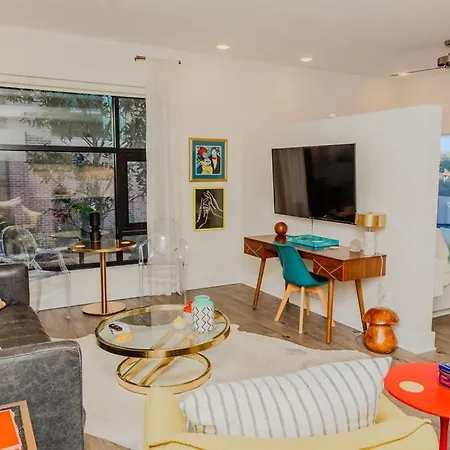 The Hive 102 King With Balcony Pet Friendly Apartment